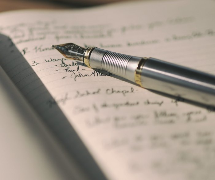 Stylo plume posé sur un carnet manuscrit